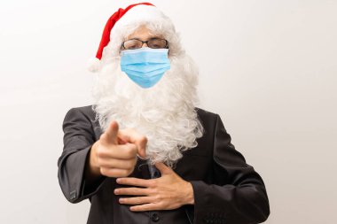 Merhaba çocuklar. Yakın plan fotoğraf, sakallı mutlu noel baba konuşması, çocuklar uzak internet, yüz kamerası görüntüsü solunum maskesi, başlık askısı, izole edilmiş kırmızı arka plan.