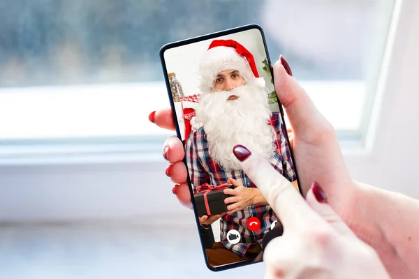 Frau Chattet Auf Smartphone Videochat Mit Weihnachtsmann — Stockfoto