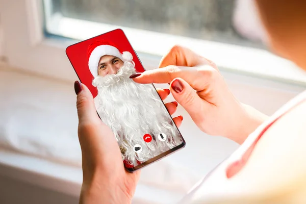 Mulher Conversando Bate Papo Vídeo Smartphone Com Santa Claus — Fotografia de Stock