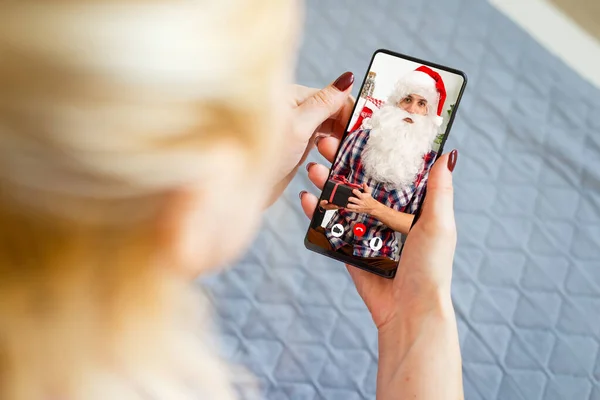 Mulher Conversando Bate Papo Vídeo Smartphone Com Santa Claus — Fotografia de Stock