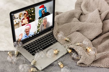 Noel 'de uzak bir tatil kutlaması. Koronavirüs karantinasında yeni yıl. 19 yeni normal, sosyal mesafe, uzaktan iletişim, ev işi, Noel partisi online.