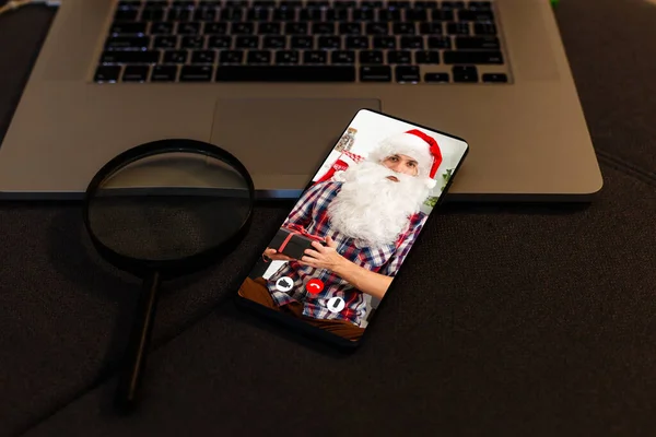 Feriados Tecnologia Conceito Pessoas Homem Traje Santa Claus Smartphone Presentes — Fotografia de Stock