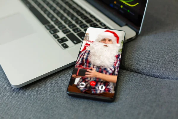 Urlaub Technologie Und Menschen Konzept Mann Weihnachtsmannkostüm Smartphone Geschenke Und — Stockfoto