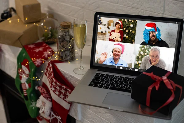 クリスマスオンライン休日のリモートお祝いロックダウンコロナウイルス隔離のXの夏の新年Covid 19新しい通常 社会的距離 リモート通信 家庭の職業 クリスマスパーティーをオンラインでご利用いただけます — ストック写真