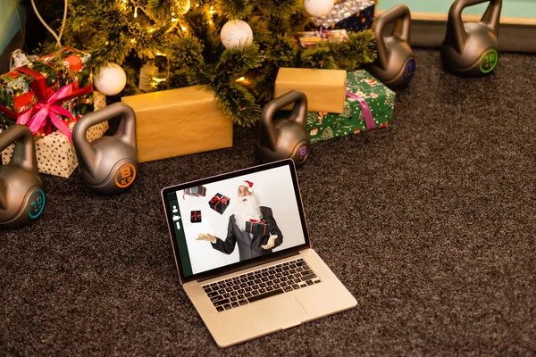Komputer Stole Przytulnym Pokoju Mikołajem Ekranie Życząc Wesołych Świąt Szczęśliwego — Zdjęcie stockowe