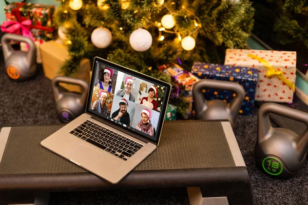 Przyjaciele Świętują Boże Narodzenie Online Domowej Kwarantannie Ludzie Telefon Wideo — Zdjęcie stockowe