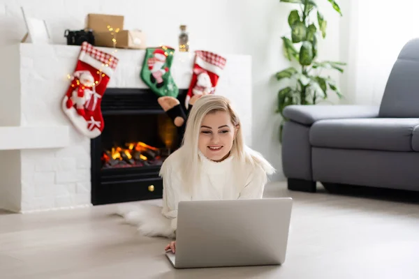Jovem Feliz Navegando Internet Durante Temporada Natal Enquanto Ela Senta — Fotografia de Stock