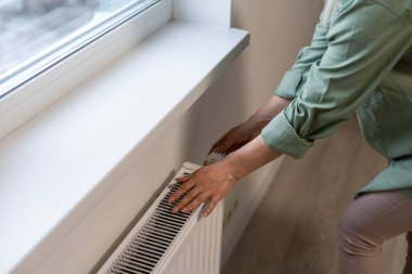 Radyatör termostatının kadın eli ile kapatılması