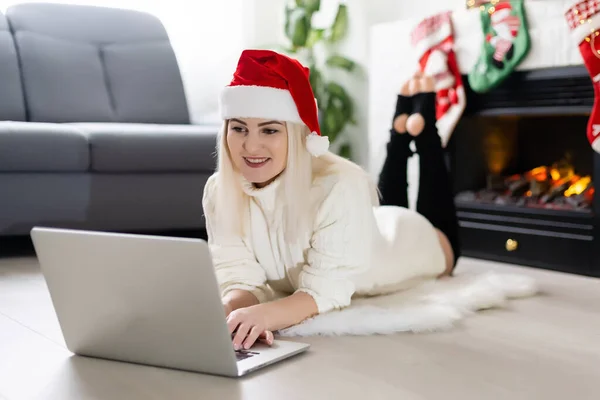 Mujer Joven Feliz Navegando Por Internet Durante Temporada Navideña Mientras — Foto de Stock