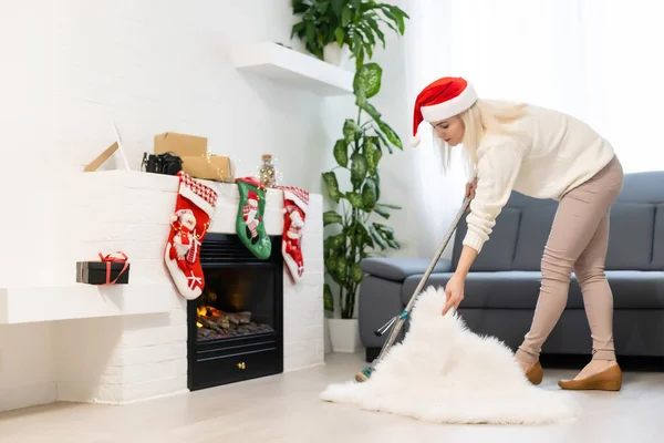 Mujer Limpiando Casa Chica Divertida Sombrero Ayudante Santa Navidad Concepto — Foto de Stock