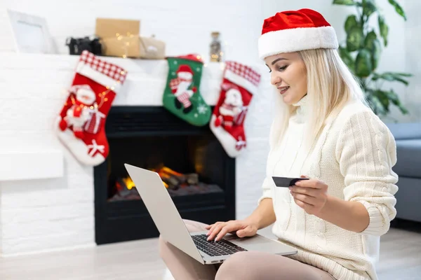 Compras Línea Navidad Compradora Con Portátil Espacio Copia Pantalla Mujer —  Fotos de Stock