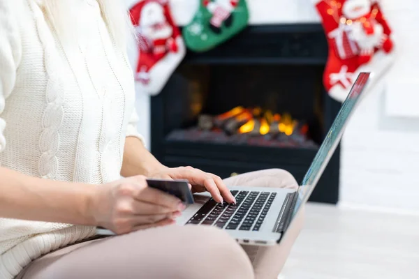 Compras Online Natal Usando Laptop — Fotografia de Stock