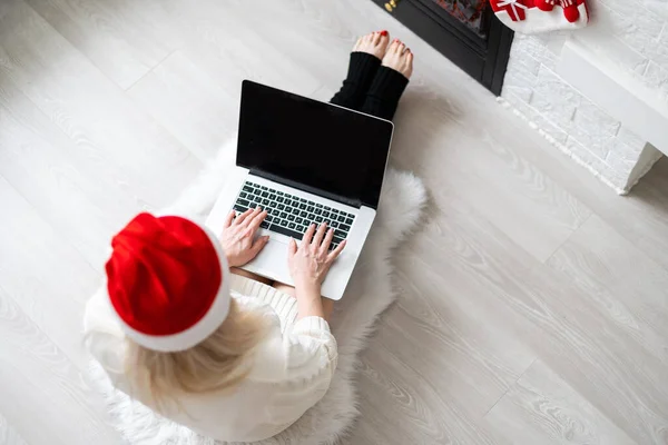 Fröhliche Frau Die Weihnachtstag Videotelefonie Macht Und Jemanden Grüßt Sieht — Stockfoto