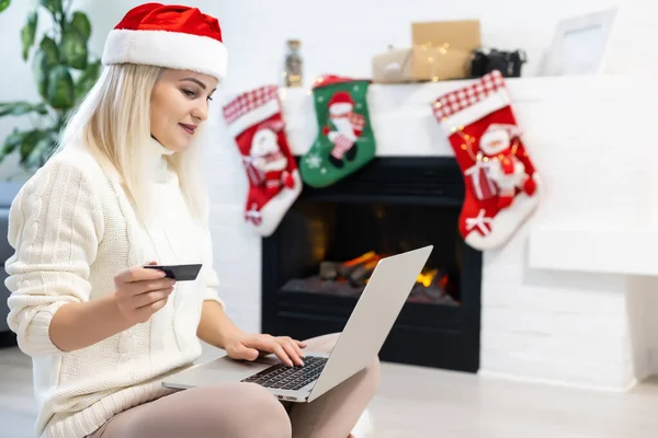 インターネットでクリスマスショッピングをする若い女性 — ストック写真