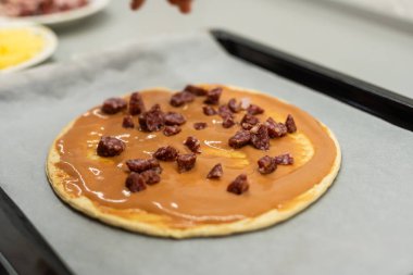 Çocuk ev yapımı pizza, küçük kız evde pizza yapıyor.