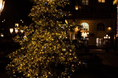 Pırıl pırıl ışıklar arka plan. Gümüş ve açık altın. Odaklanmamış.