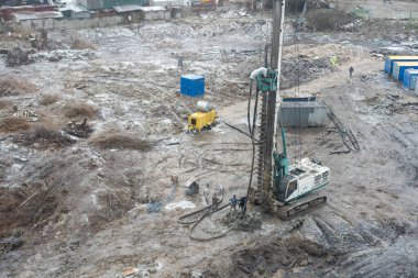 Yerdeki delikleri delmek için makine