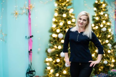 Spor salonundaki noel ağacının yanındaki kadın.