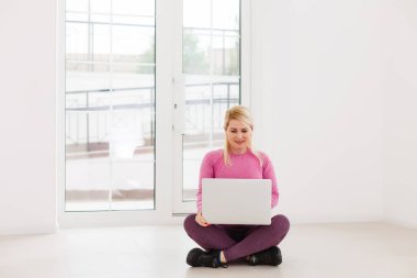 Laptopta Evde Çalışan Bir Kadın Grup Video Konferansı Yapıyor