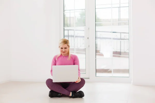 Jovem Feliz Bela Mulher Usando Laptop Interior — Fotografia de Stock