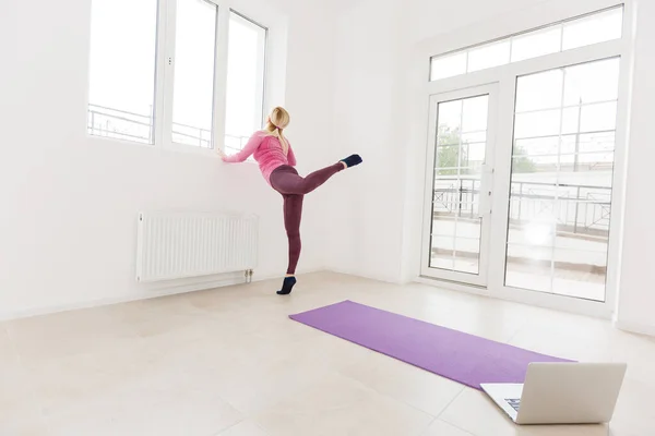 Young Woman Using Her Laptop While Sitting Floor Exercising — Stock Photo, Image