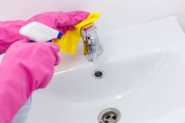 Temizlik işçisi, mikrofiber tutan koruyucu lastik eldivenleri teslim et.