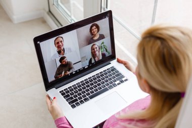 Laptopta Evde Çalışan Bir Kadın Grup Video Konferansı Yapıyor