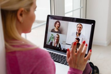 Laptopta Evde Çalışan Bir Kadın Grup Video Konferansı Yapıyor