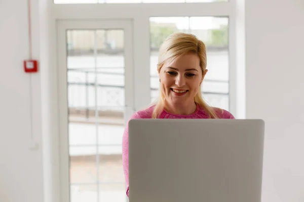 Jovem Feliz Bela Mulher Usando Laptop Interior — Fotografia de Stock