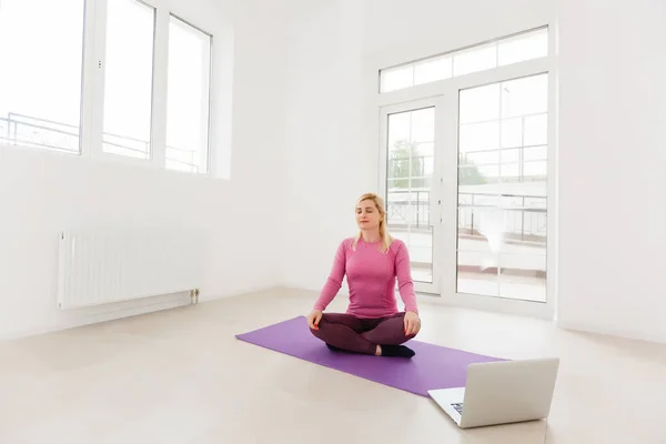 Mujer Sentada Realizando Yoga Oficina — Foto de Stock