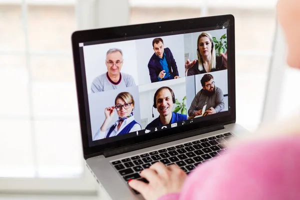 Kvinna Som Arbetar Hemifrån Med Grupp Videokonferens Laptop — Stockfoto