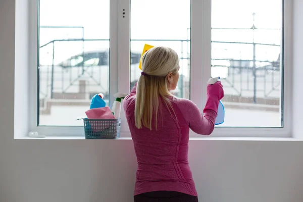 Jong Huisvrouw Schoonmaken Wit — Stockfoto