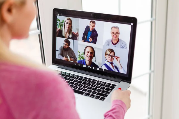 Egy Videokonferenciát Tart Otthoni Laptopján Lévő Oktatóval Távolsági Oktatás Koncepciója — Stock Fotó