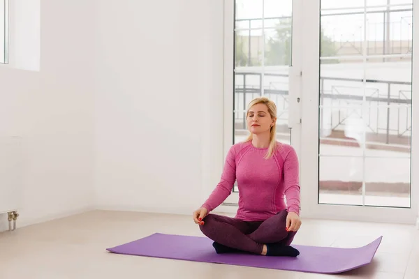 Mujer Sentada Realizando Yoga Oficina — Foto de Stock