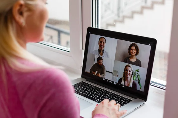 집에서 일하는 비디오 콘퍼런스온 노트북 — 스톡 사진