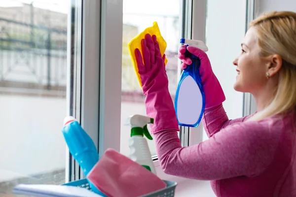 Joven Ama Casa Limpieza Blanco — Foto de Stock