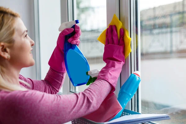 Junge Hausfrau Putzt Auf Weiß — Stockfoto