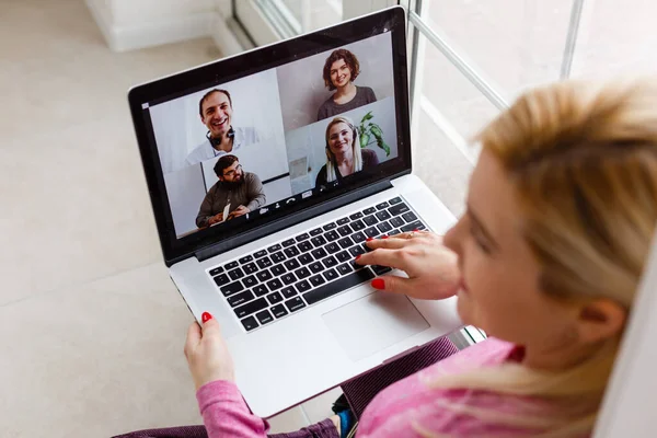 Vrouw Video Conferencing Met Tutor Laptop Thuis Concept Afstandsonderwijs — Stockfoto