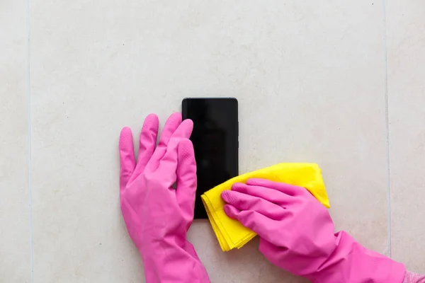 Reiniging Van Smartphone Scherm Met Een Vezel Doek Van Vuil — Stockfoto