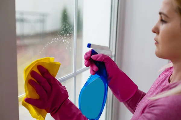 Jong Huisvrouw Schoonmaken Wit — Stockfoto