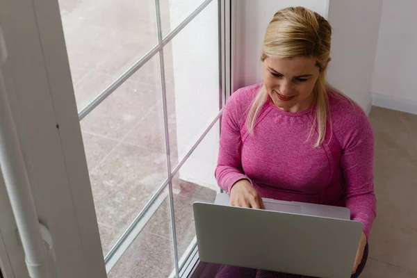 Jovem Feliz Bela Mulher Usando Laptop Interior — Fotografia de Stock