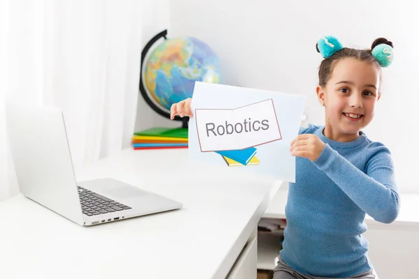Mały Naukowiec Pracujący Nad Nowym Projektem Mała Dziewczynka Studiująca Robotykę — Zdjęcie stockowe