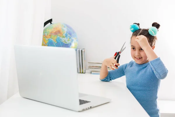 Klein Meisje Leren Haar Knippen Laptop Online — Stockfoto