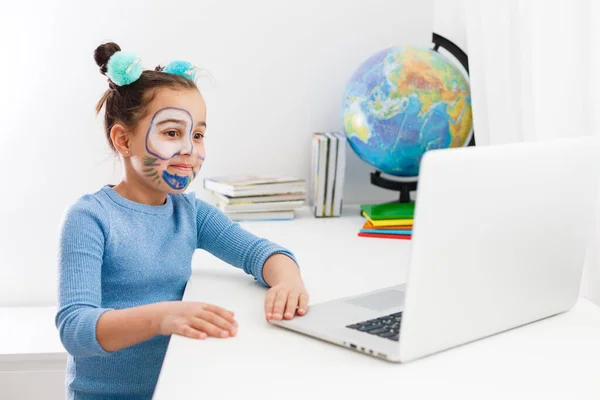 Klein Meisje Studeren Theater Laptop Online — Stockfoto