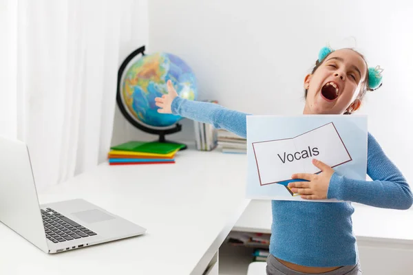 Niña Oficina Del Terapeuta Del Habla Niña Aprende Vocal Ordenador —  Fotos de Stock