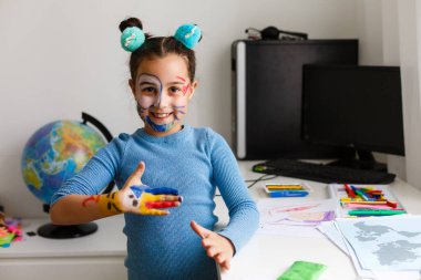 Küçük aktris, küçük kız internette tiyatro okuyor.