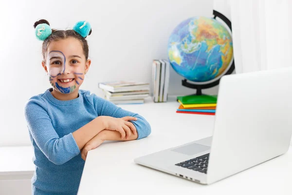 小女孩在笔记本电脑上在线学习戏剧 — 图库照片