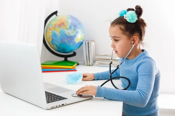 Meisje Masker Huiswerk Maken Laptop Gebruiken Learning Concepten Tijdens Quarantaine — Stockfoto