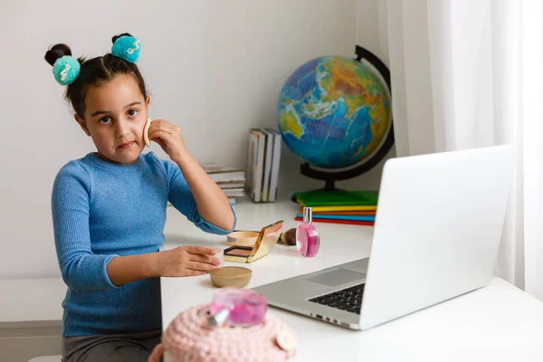 Klein Meisje Leren Make Laptop Online Afstandsonderwijs — Stockfoto