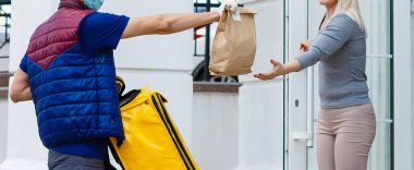 Paket yemek için çeşitli kağıt kaplar. Teslimatçı taşıyor. Yüksek kalite fotoğraf